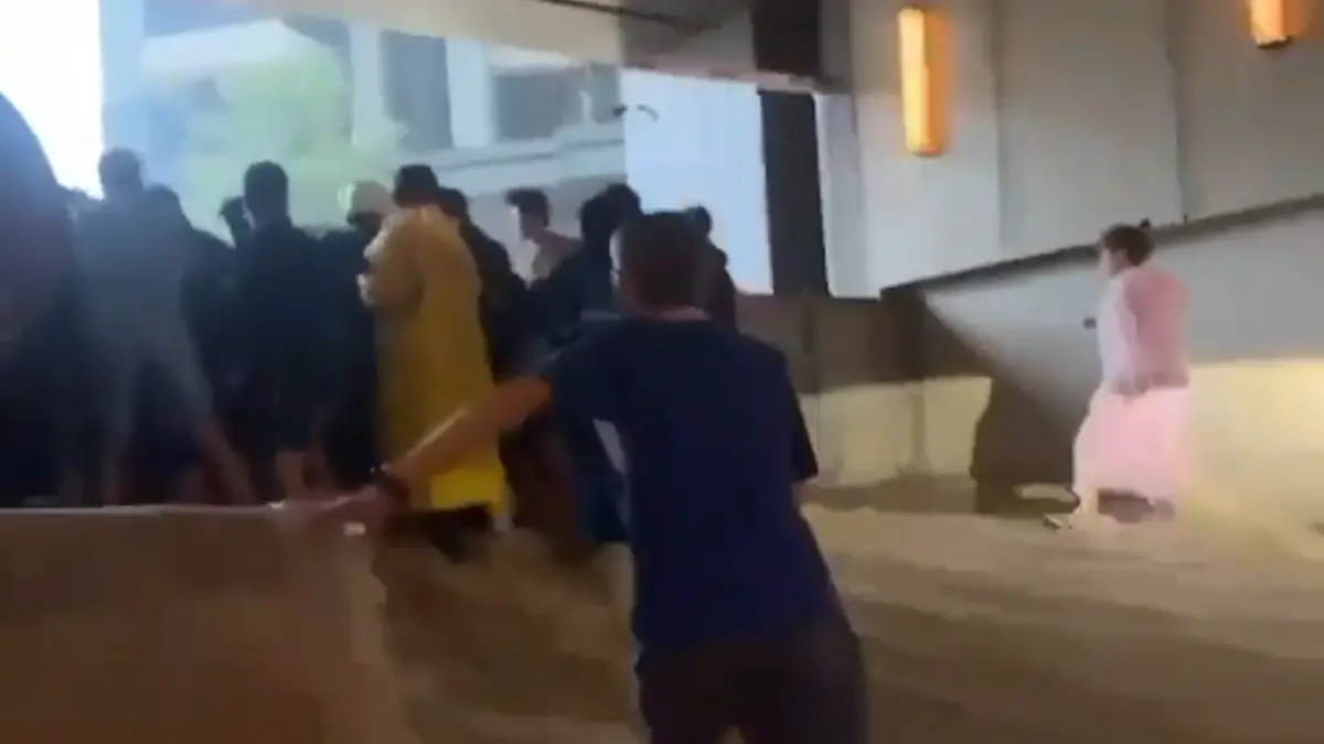 ▲高雄左營區一間屋齡3年的社區，昨動員多名住戶幫忙架設防水閘門，被誤會「肉身擋水」爆紅。（圖／翻攝畫面）