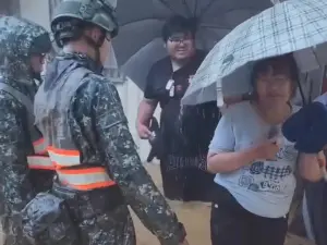 ▲43砲指部官兵協助高雄旗山區居民撤離。（圖／記者莊全成翻攝）