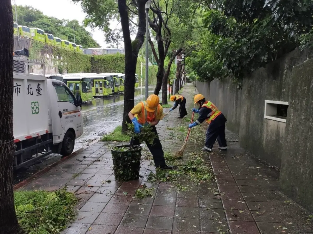 ▲凱米颱風遠離，北市環保局加派人力協助落葉及雜物清除作業。（圖／北市環保局提供）
