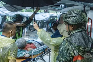 ▲陸軍機步333旅官兵協助屏東來義鄉居民預防性撤離。（圖／第四作戰區提供）