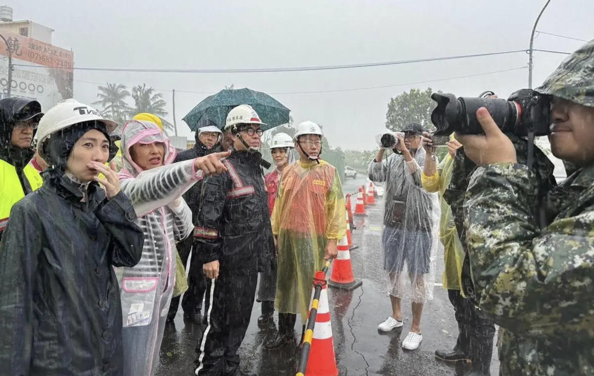▲邱議瑩（左二）表示高雄約有2萬8千戶尚未復電，主要災區在三民和鼓山區，原因在於大樓地下室被淹沒、配電室受損嚴重。（圖／翻攝自邱議瑩臉書）