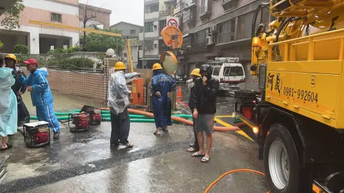 ▲高雄三民區一處大樓地下室淹水，動用1台吸泥車、5台抽水機持續抽水。（圖／台電提供）