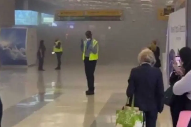 影／紐約甘迺迪機場「手扶梯起火」！現場煙霧狂竄　近千旅客撤離