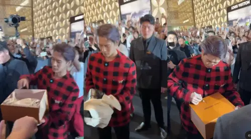 王嘉爾心疼粉絲等太久!下班後買一顆LV包包送她 路人:太扯了吧