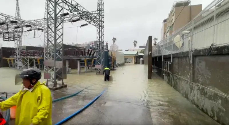 ▲凱米颱風豪雨灌進高雄！台電變電所也淹水，緊急向高雄市府支援大型抽水機。（圖／台電提供）