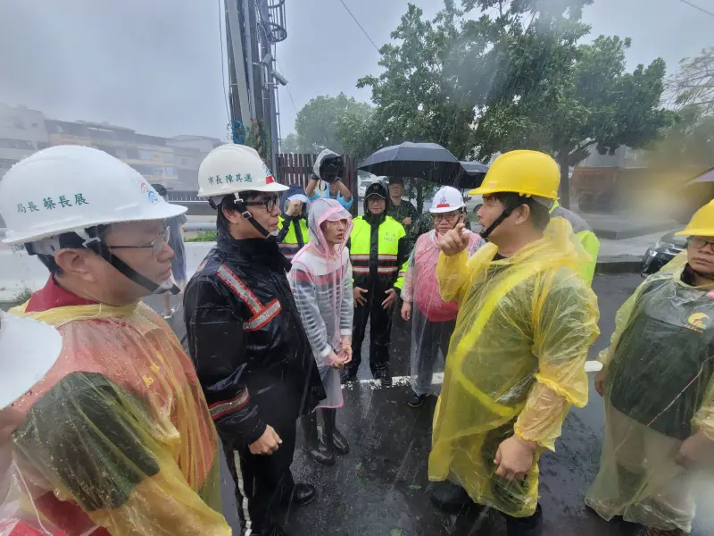 ▲凱米雨炸南台灣，高雄淪重災區，陳其邁表示雨量如莫拉克加上凡那比，25座滯洪池全滿載，119條區域排水也全都是滿水位。（圖／高雄市政府提供）