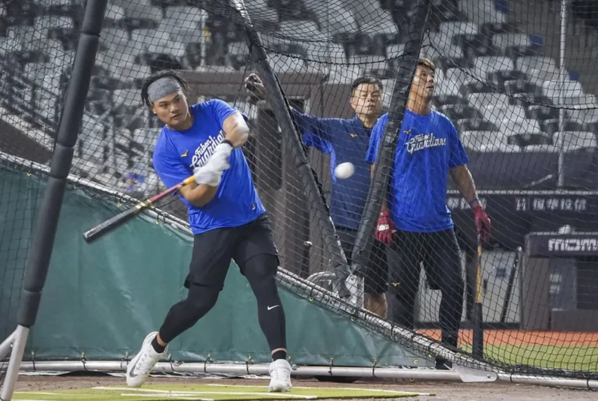 ▲富邦悍將游擊手張育成，明（26）日將首度在大巨蛋出賽，27日球團更邀請國防部長顧立雄，聯手2位「部長」共同開球。（圖／富邦悍將提供）