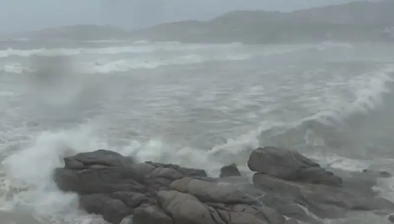 凱米颱風直撲福建帶來滔天巨浪！登陸點搖擺不定掀熱議