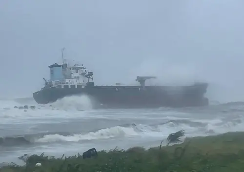 外籍船遇颱風沉沒！1船員遺體被沖上高雄沙灘　還有5人下落不明

