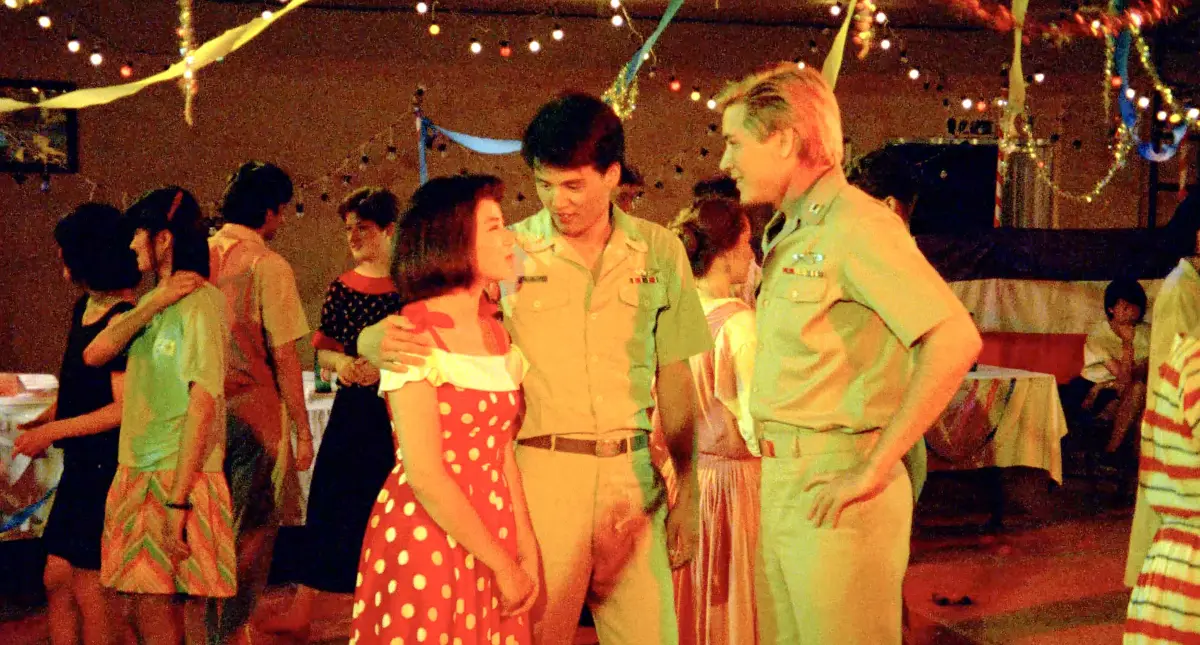 ▲《竹籬笆外的春天》由當年25歲的香港女星鍾楚紅（左起），搭檔當時當紅小生林瑞陽、傳奇混血男星費翔主演。（圖／海鵬）