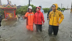 ▲南州萬華村位於低窪地區，遇上天文大潮和凱米颱風的急降雨，導致現有的抽水機和調節池難以發揮功能。（圖／屏東縣府提供）