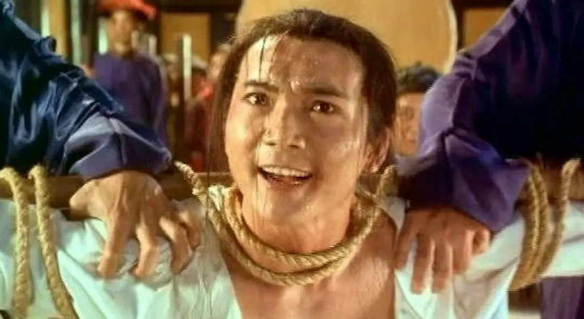 ▲周星馳電影《九品芝麻官》片中的大反派常威，驚喜合體「最帥展昭」何家勁，56歲鄒兆龍精壯身材不顯老。（圖／《九品芝麻官》劇照）