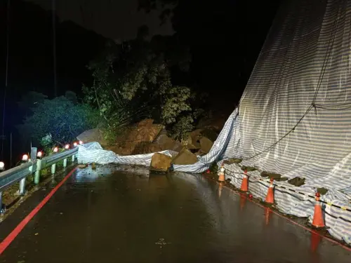 凱米颱風雨彈狂轟！新北三峽驚傳坍方事件　巨石釀台114線道中斷
