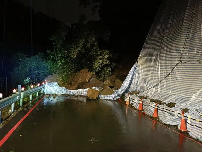 ▲凱米颱風帶來驚人雨勢，今天晚間三峽台114線也傳出坍方情形。（圖／翻攝畫面）