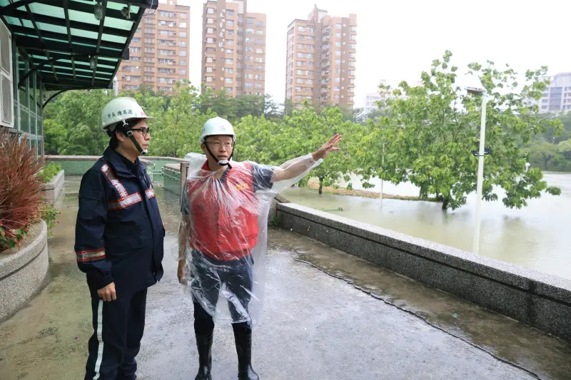 ▲陳其邁在這次風災表現仍受肯定。圖為陳其邁至美濃、三民區等地勘查災情。（圖／高市府提供）