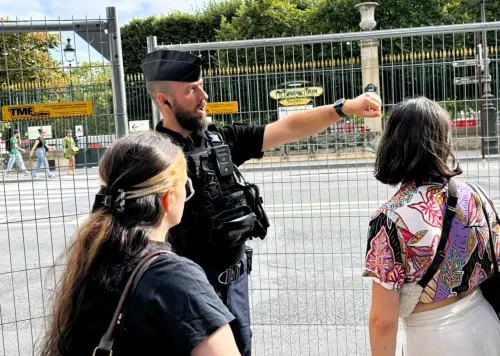 為了維護巴黎奧運的治安,法國政府動用大批警力來維護。(圖/記者廖聿偉攝) ▲為了維護巴黎奧運的治安,法國政府動用大批警力來維護,遇到遊客有問題也會耐心解答。(圖/記者廖聿偉攝)