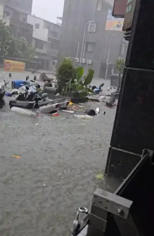 ▲狄志為放上高雄市區水淹摩托車的照片,淹水情況嚴重。(圖/狄志為臉書) ▲狄志為放上高雄市區水淹摩托車的照片,淹水情況嚴重。(圖/狄志為臉書)