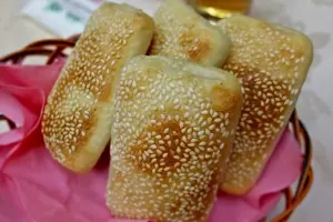 據傳唐宮的招牌燒餅,同樣也都吃得到。(圖/翻攝Google 評論) ▲據傳唐宮的招牌燒餅,同樣也都吃得到。(圖/翻攝Google 評論)
