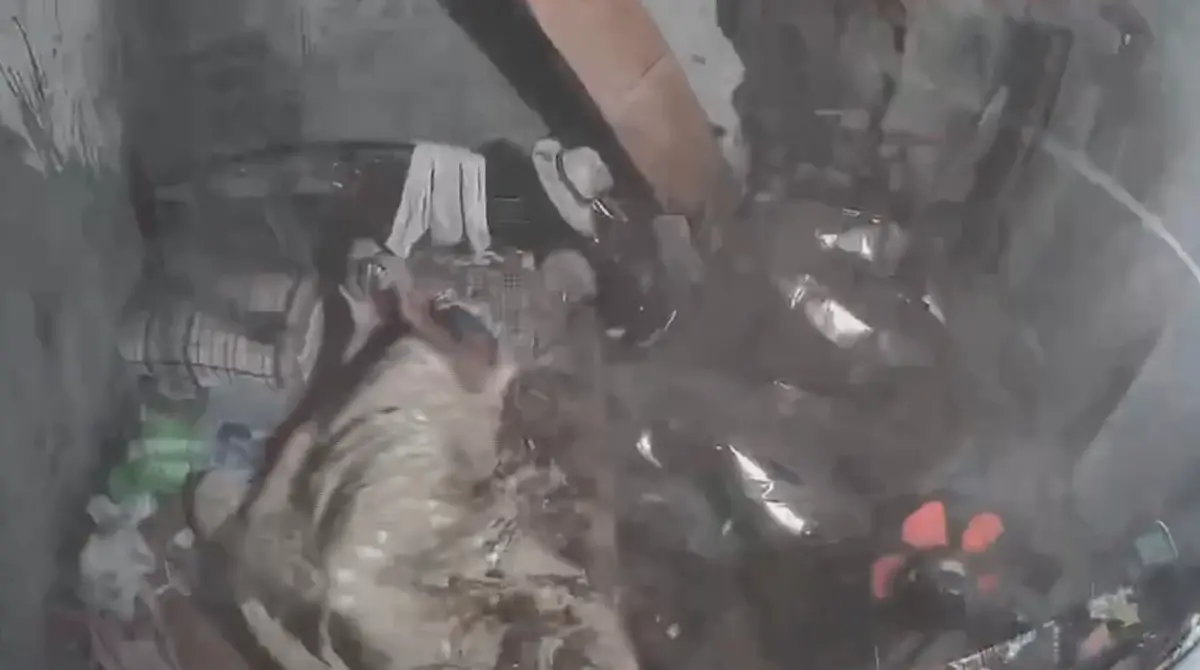 ▲ 中國海南省本週在颱風侵襲期間，發生樓上水塔被強風颳落、險些砸死睡夢老人的驚悚意外。（圖／擷取自影片）