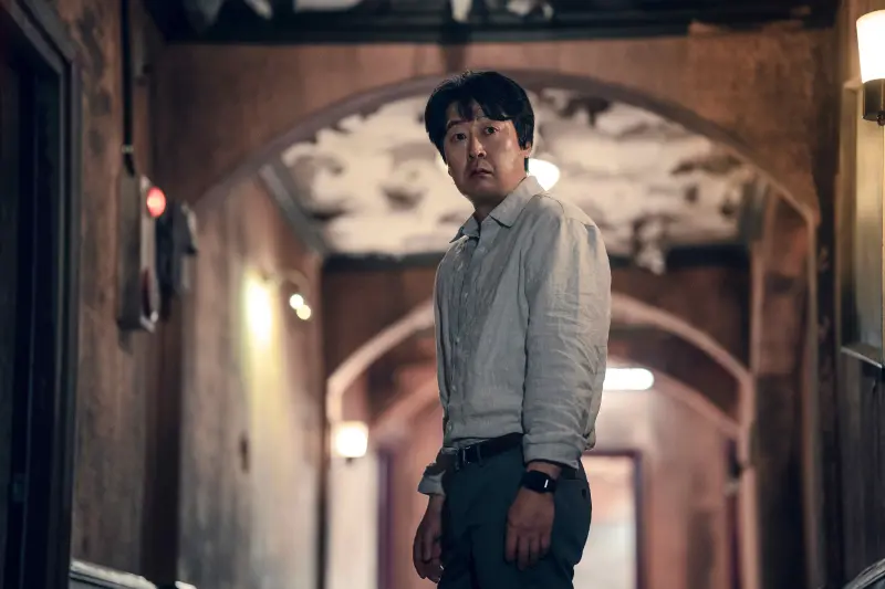 ▲▼《無聲蛙鳴》中，金倫奭（上）跟尹啟相平靜過生活，同樣都被「神祕客」打擾。（圖／Netflix）