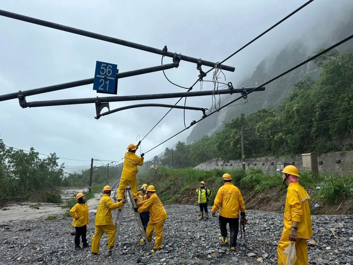 ▲林育弘透過臉書發文感慨，自從0403地震搶修至今，花蓮飽受天災威脅，每次發生事情台鐵第一件被問的事情就是幾點能通車。（圖／林育弘提供）