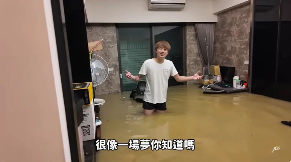 ▲百萬YTR「Ru儒哥」昨拍片公開高雄2400萬透天豪宅淹水慘況，直呼「損失百萬有吧！」哭喊希望這是一場夢。（圖／翻攝Ru儒哥YouTUbe）