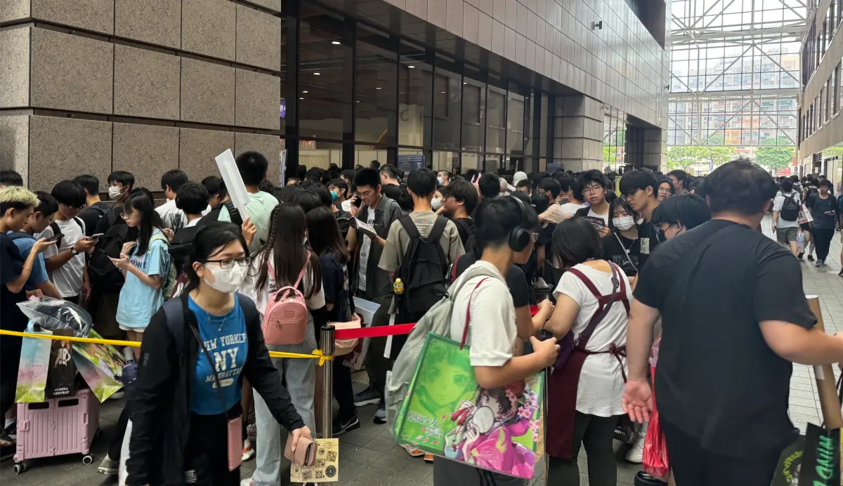 ▲今（26）日一早天空不作美，不過大批粉絲仍冒雨排隊，昨日更有粉絲不畏颱風雨夜排搶福袋。（圖／記者鍾怡婷攝）