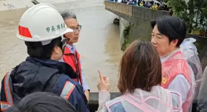 ▲凱米颱風帶來的驚人雨量重創高雄，市區多處陷入汪洋。賴清德今天上午南下高雄美濃區勘災，了解淹水及農損情況。（圖／總統府提供）