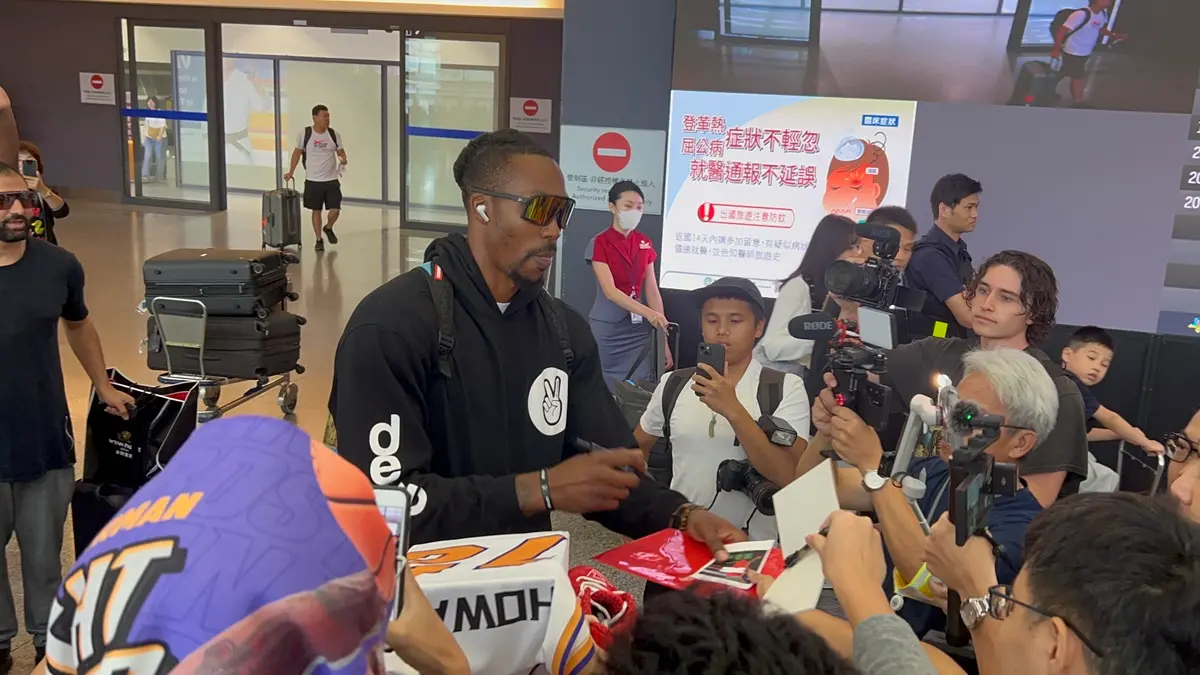 ▲NBA巨星「魔獸」霍華德（Dwight Howard）今天上午9點抵達桃園機場，吸引上百名球迷守候機接，霍華德也展現親民度與粉絲合照，下午2點則將在台北和平籃球館舉行抵台記者會。（圖／臺灣野馬提供）