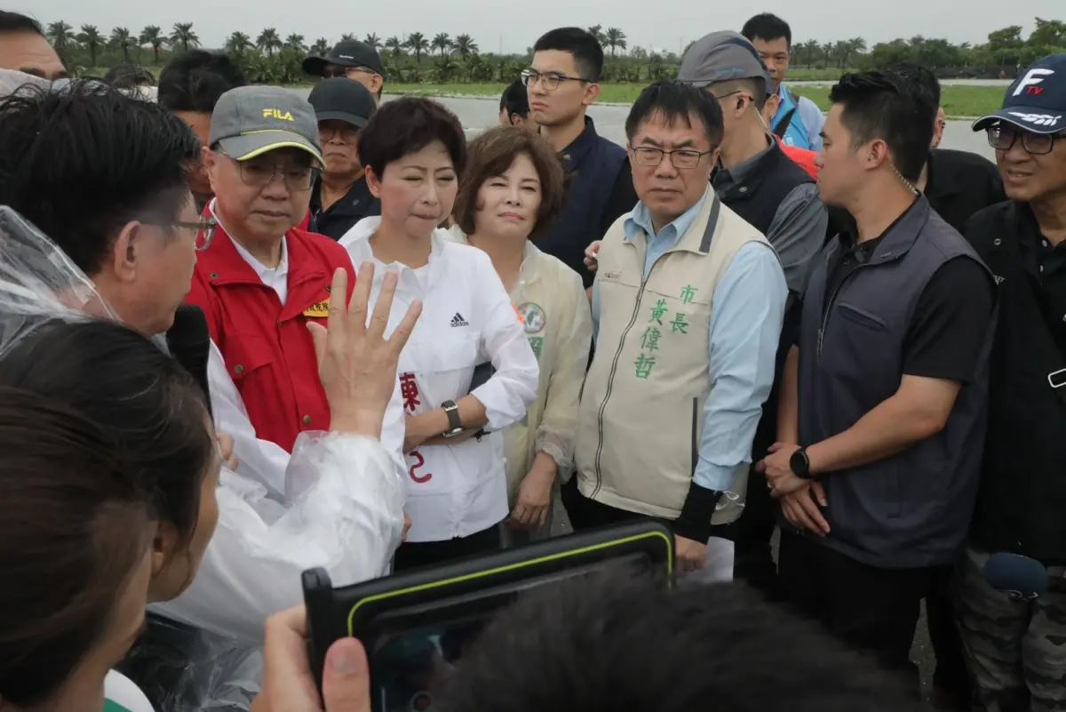 ▲凱米颱風這幾天狹帶大量風雨影響各地區，台南市長黃偉哲今(26)日陪同行政院長卓榮泰前往學甲區視察高粱籽實農作災損情形。（圖／南市府提供）