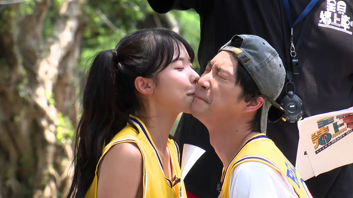 ▲《全員請上車》李多慧（左）上節目玩遊戲，下秒意外獻吻江宏傑（右）全場暴動。（圖／台視提供）