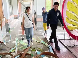 ▲高市府教育局長吳立森關心颱風後校園安全至多所學校勘查。(圖/高市府教育局提供) ▲高市府教育局長吳立森關心颱風後校園安全至多所學校勘查。(圖/高市府教育局提供)