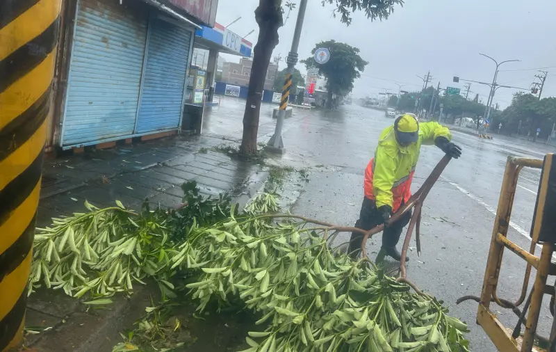 ▲台中市環保局人員一早冒雨清除被吹斷的路樹枝葉。（圖／台中市政府提供，2024.07.26）