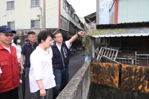 ▲盧秀燕到沙鹿視察時，地面已經半乾。（圖／台中市政府提供，2024.07.26）