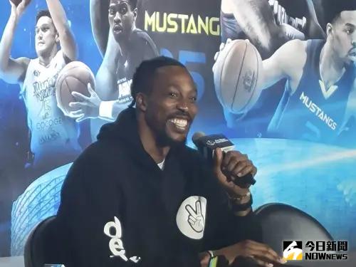 ▲已經對台灣熟門熟路的霍華德直言要帶另外兩位朋友去逛夜市，同時也提醒明天來看球的球迷，要注意人身安全。（圖／記者黃建霖攝）