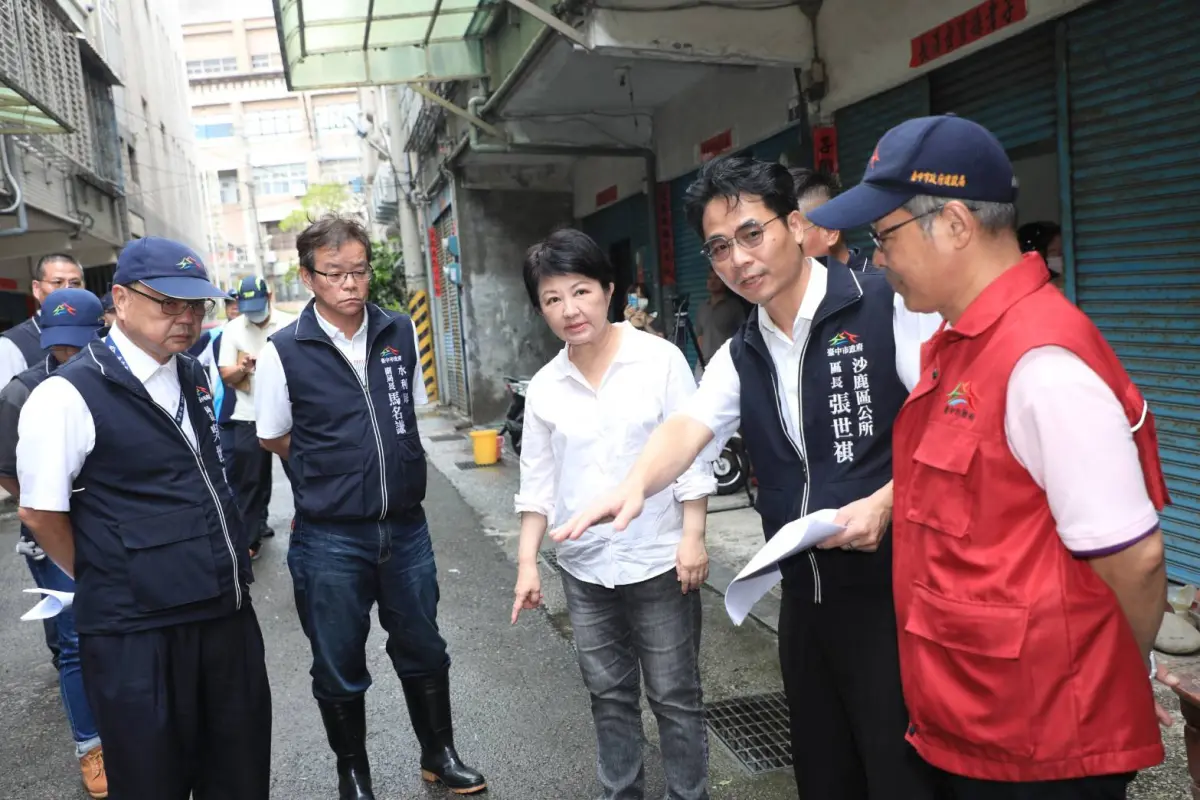 ▲市長盧秀燕前往沙鹿區積水現場勘災(圖／市政府提供2024.7.26)