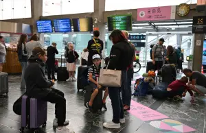 ▲巴黎奧運開幕在即,但法國高速鐵路卻傳出遭有心人士惡意攻擊,擾亂交通系統,導致許多火車站出現大排長龍的旅客,估計有80萬旅客因此受到影響。(圖/美聯社/達志影像) ▲巴黎奧運開幕在即,但法國高速鐵路卻傳出遭有心人士惡意攻擊,擾亂交通系統,導致許多火車站出現大排長龍的旅客,估計有80萬旅客因此受到影響。(圖/美聯社/達志影像)