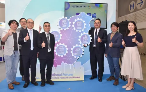 啟動儀式的齒輪代表「學術交流、成果商品化、人才培育、產學合作、國際交流、產業加值」六大面向,代表台灣生醫材料產業的堅實基礎(由左至右)北科大化工系 郭志宇教授、北科大化工系 魏暘教授、北科大高值生醫材料中心 方旭偉主任、北科大產學合作處 黃聲東產學長、國衛院醫工奈米所 廖倫德副所長、北科大創新育成中心 黃志宏主任、北科大化工系 蘇真瑩研究教授。 ▲啟動儀式的齒輪代表「學術交流、成果商品化、人才培育、產學合作、國際交流、產業加值」六大面向,代表台灣生醫材料產業的堅實基礎(由左至右)北科大化工系 郭志宇教授、北科大化工系 魏暘教授、北科大高值生醫材料中心 方旭偉主任、北科大產學合作處 黃聲東產學長、國衛院醫工奈米所 廖倫德副所長、北科大創新育成中心 黃志宏主任、北科大化工系 蘇真瑩研究教授。(圖/品牌提供)