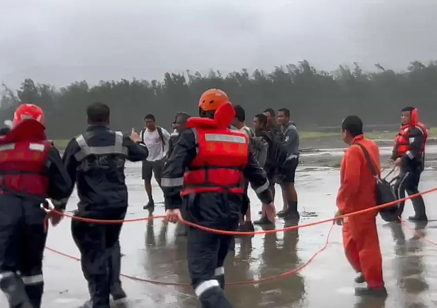 ▲多哥籍蘇菲亞號(SOPFIA)貨輪，在台南黃金海岸方舟距岸300公尺處擱淺，船上有船長及船員共9名，均為緬甸籍，已於26日由海巡人員接引下船，帶往黃金海岸方舟安置。。(圖／海巡署南部分署提供)