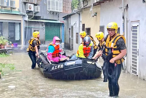 凱米豪雨狂炸！南台灣淹成「水世界」　國軍出動機具助災後復原
