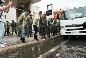 ▲國防部長顧立雄赴屏東了解國軍部隊協助救災狀況。（圖／國防部提供）