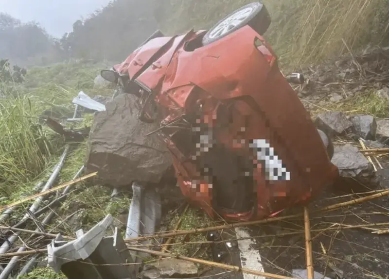 ▲阿里山林鐵何姓列車維修班長今天在奮起湖車庫留守，下午請假回家途中慘遭巨石砸車。（圖／翻攝畫面）