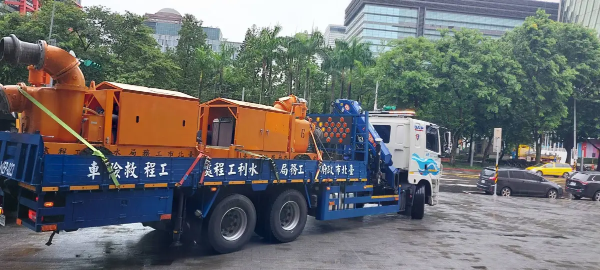▲凱米颱風造成高雄嚴重淹水災情，北市府支援抽水機救災。（圖／北市府提供）
