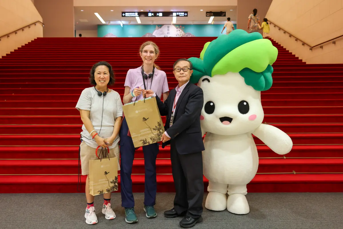 ▲故宮主任秘書徐孝德（右二）、吉祥物小翠迎接2024年故宮北院百萬之星，而第100萬名幸運觀眾則是來自美國的放射科女醫師Dorothy Sippo。（圖／故宮北院提供）