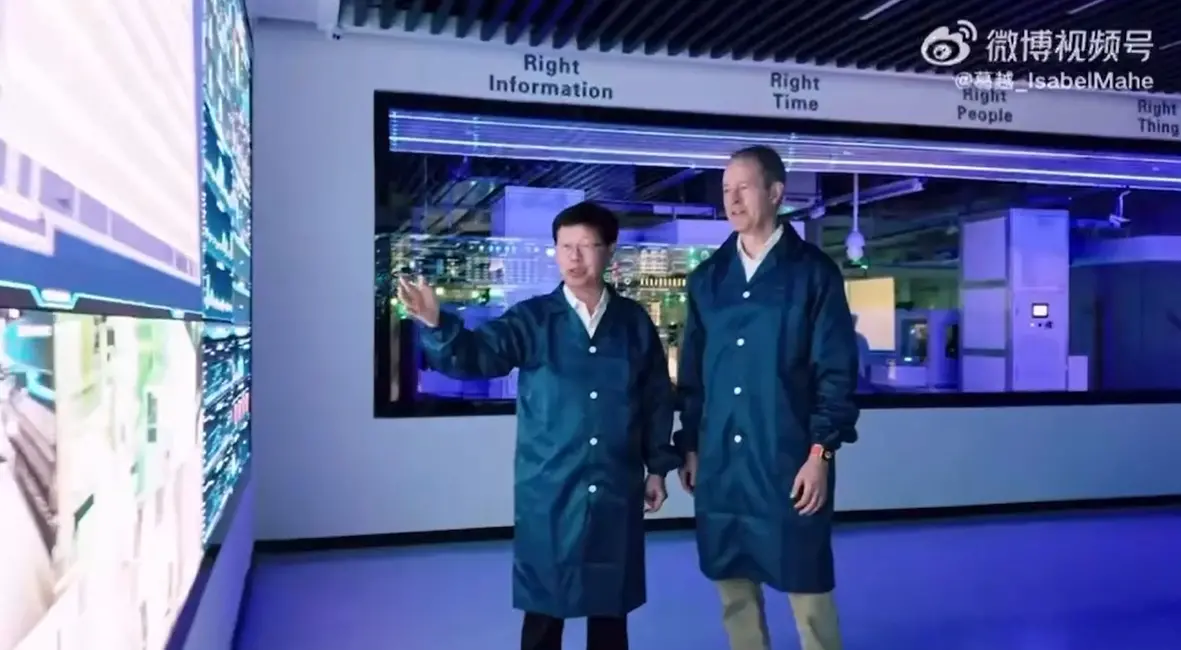 ▲蘋果營運長威廉斯（Jeff Williams）今（26）日前往鴻海深圳觀瀾廠參觀，鴻海董事長劉揚偉親自接待。（圖／取自葛越微博weibo.com）