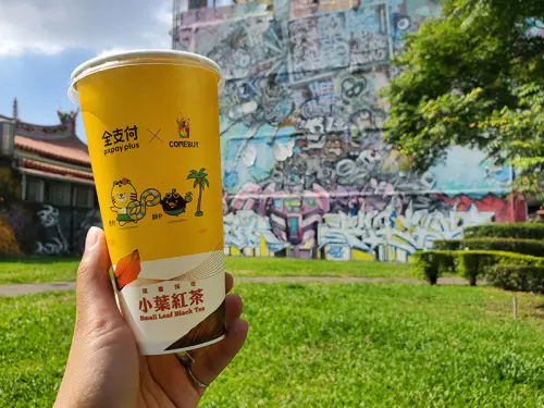COMEBUY強勢聯名(全支付),推出專屬聯名紙杯。 ▲COMEBUY強勢聯名(全支付),推出專屬聯名紙杯。(圖/品牌提供)