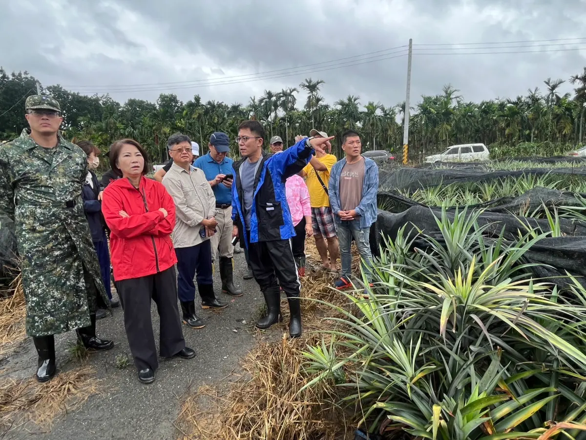 ▲周春米視察高樹鄉的鳳梨、里港鄉的苦瓜、九如鄉的檸檬及絲瓜等災損情形。（圖／屏東縣府提供）