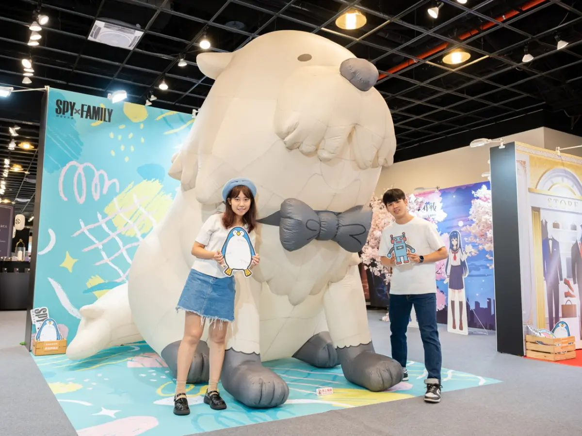 ▲「高雄翻轉動漫祭」規劃8款禮包、14大合影區，加上上千項動漫周邊、各種超值優惠，好買好逛又好拍。（圖／夢時代提供）