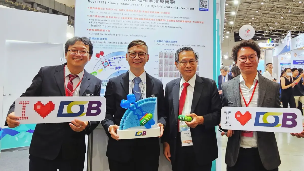 ▲與會嘉賓拿著「新穎FLT3抑制劑血癌精準治療藥物」模型合影，象徵產官研攜手打造國內生醫製藥產業的核心技術與價值。（圖／朗齊生醫提供）