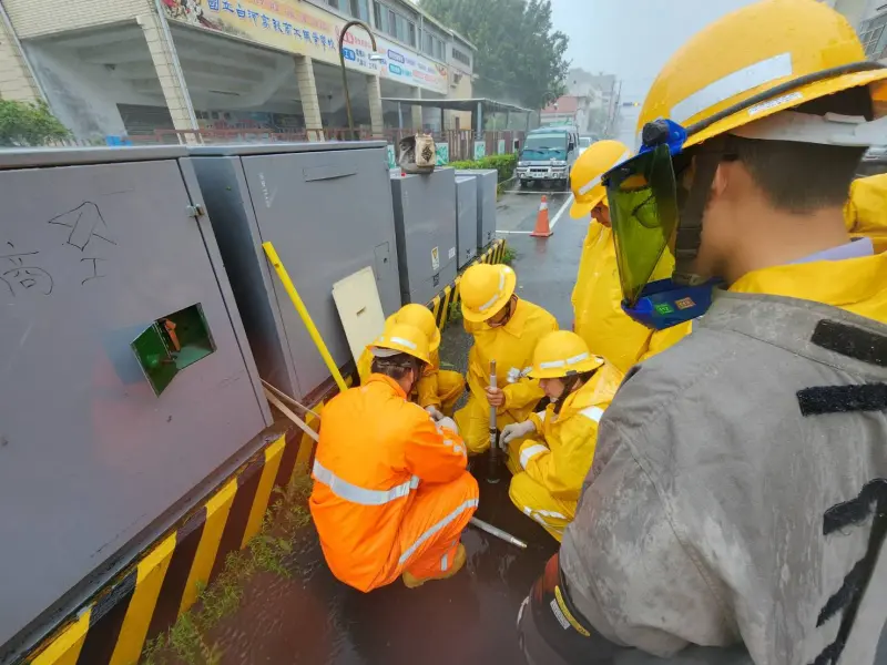 ▲在水電交通等民生基礎設施上,市府也橫向協調台電、自來水公司、台鐵等單位積極修復,以期對市民生活不便減到最低,盼儘快恢復正常。(圖/南市府提供)
